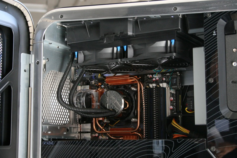 Illustration for article titled The Love Child of HP and Voodoo: Blackbird 002 Gaming PC Photos and Impressions